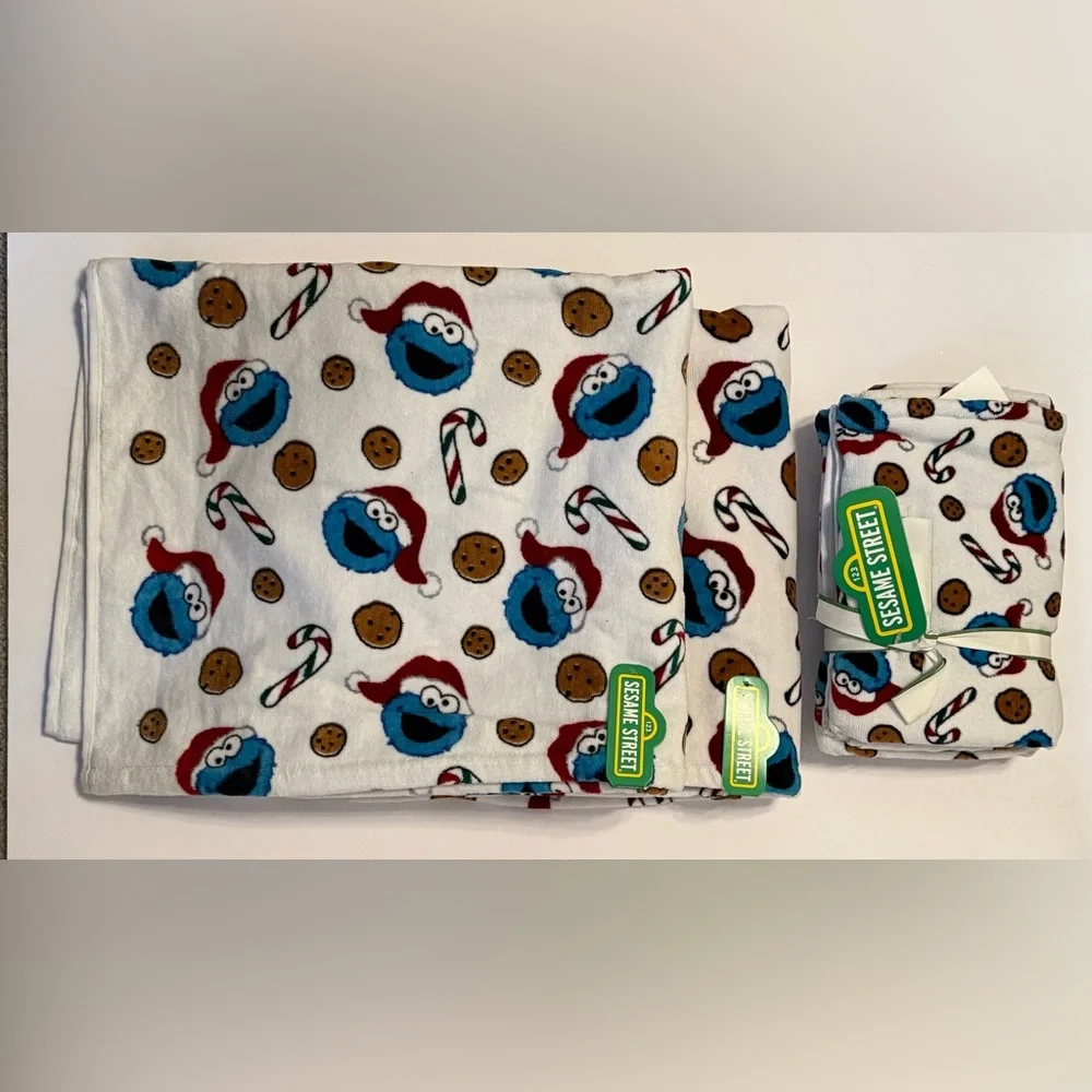 Sesame Street 4 Pc Santa Cookie Monster Towel Set (2Bath, 2Hand) NWT